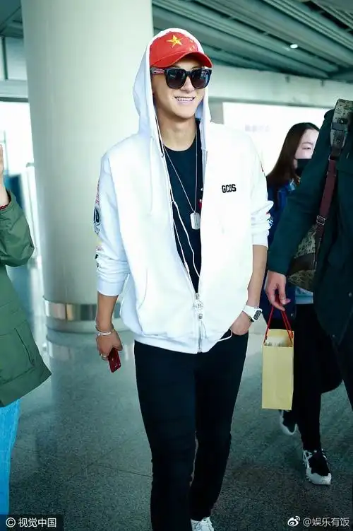 星闻热议#今日,黄子韬@swaggyt-ao现身首都机场,帽子好评!