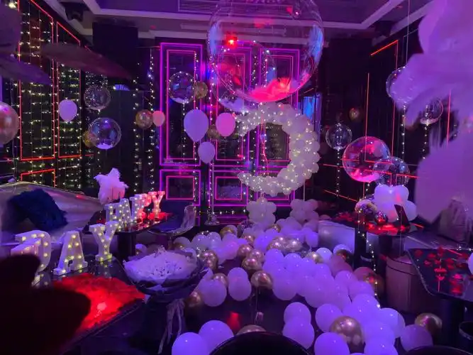 网红月亮ktv包厢生日布置