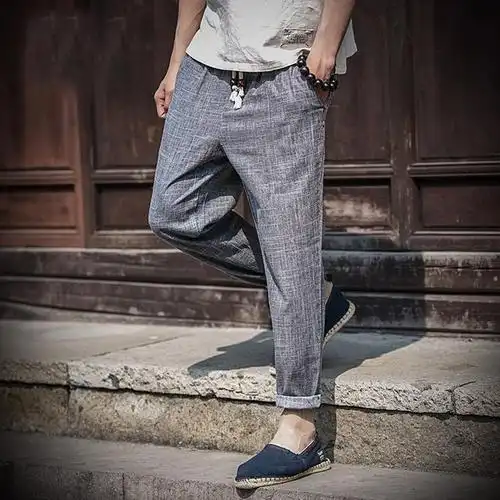 阔腿的版型上身简约而自在,搭配上衣休闲鞋,穿出彩自由自在的韵味