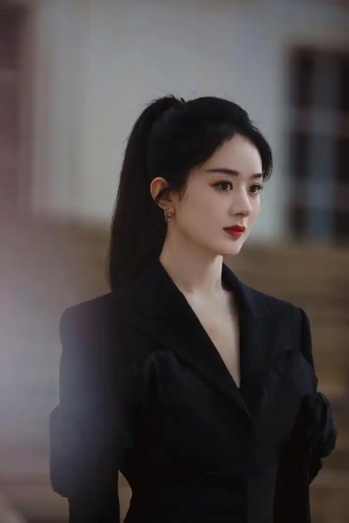 赵丽颖扎马尾穿黑装干练霸气红唇吸睛
