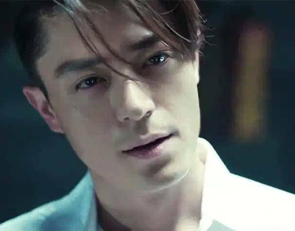 被43岁霍建华最新北京路透惊艳:原来骨相帅哥上了年纪,越老越帅