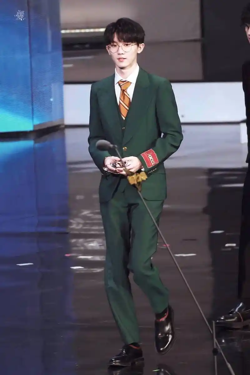 马嘉祺星光大赏,gucci墨绿色西装,矜贵清冷小少爷,就很绝!