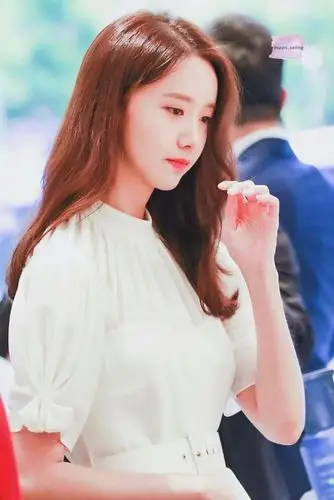 林允儿一袭小白裙现身,这侧颜什么水平? zt_虎扑