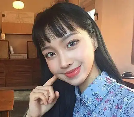 2017齐刘海发型图片女:甜美的齐刘海挡不住的魅力美