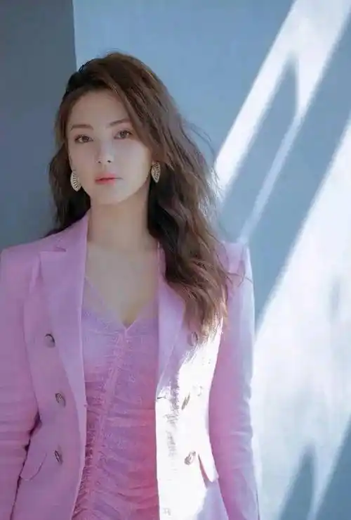 张雨绮的身材非常好,她的身高达到了1.