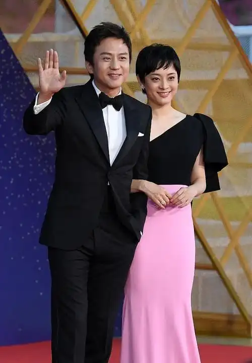 孙俪笑得太甜蜜穿拼接礼服与穿着西装的邓超同框牵手真挺恩爱