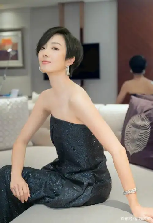 氧气美女桂纶镁亮相,短发搭深v针织衫,与胡歌击掌"深情款款"