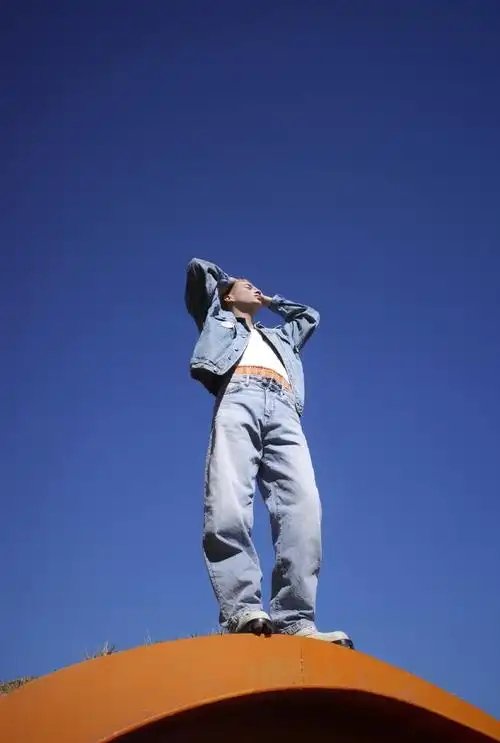 米卡31#米卡春日牛仔大片#|最新牛仔写真大片释出一则,金色寸发搭配