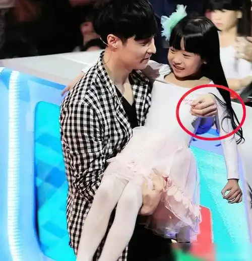 张艺兴和男生拥抱打招呼见到张子枫就点头示意绅士风度满满