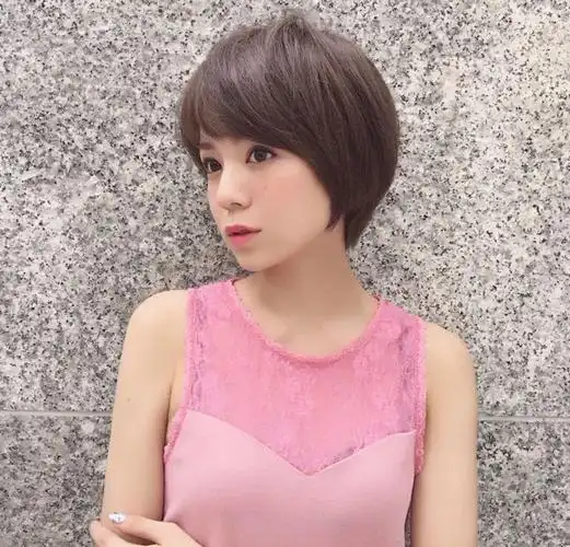 好看的露耳短发发型女