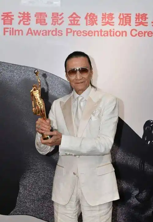 原创83岁谢贤活成男人榜样穿工装衫精神抖擞健硕身材引迷妹尖叫