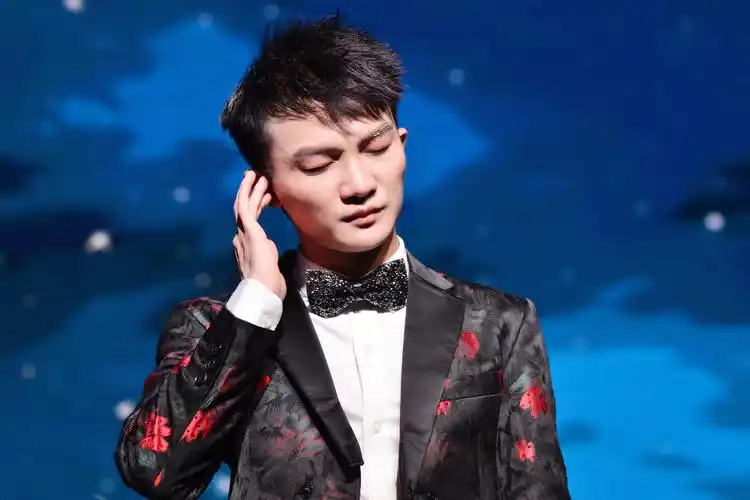 p>周深,1992年9月29日出生于湖南邵阳,长于贵州贵阳,中国内地男歌手