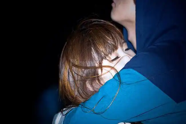 拥抱在一起的情侣,图片大全,高清,图库-回车桌面