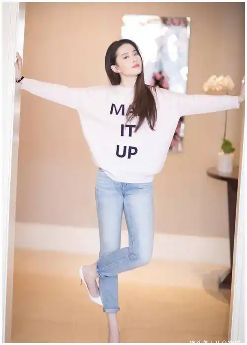 下半身搭配紧身浅蓝色牛仔裤,更好地凸显刘亦菲完美身材,搭配上衣