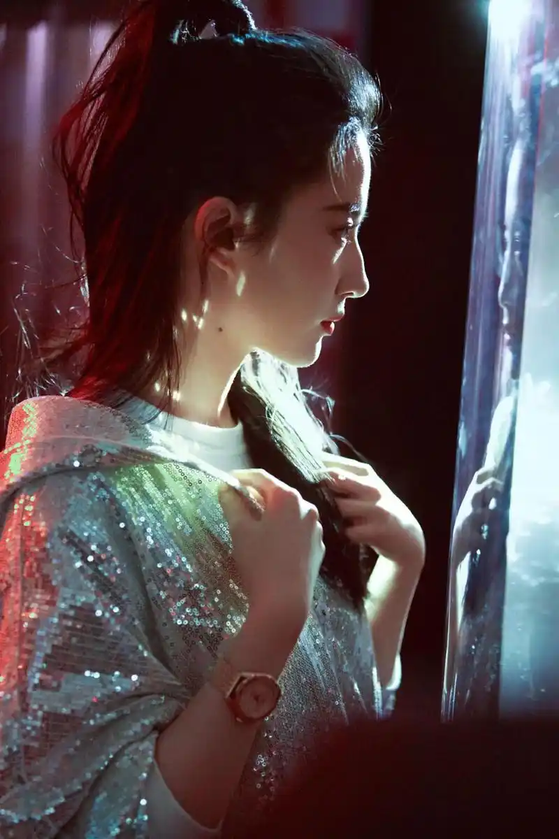 又被刘亦菲的侧颜惊艳了!穿银色帽兜外套闪耀十足,颜值不减当年