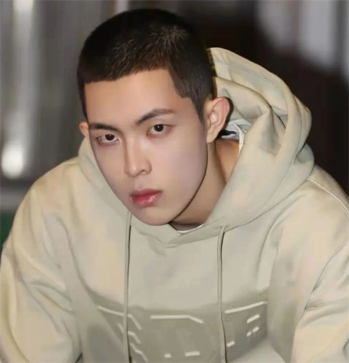 其实寸头是四季通用的短发啦,而在夏季更为流行而已,清爽阳光自然.