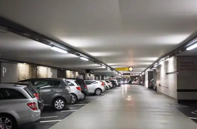 杭州停车场,女子刚打开车门,车后座就有个陌生男人窜出来|保安|地下