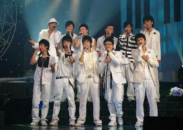 随着2010年快乐男声落幕,来自福建连江的普通男孩李炜夺得年度冠军