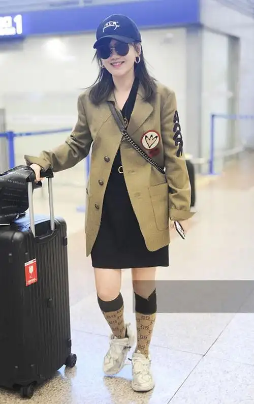 薛佳凝穿宽松西装配黑色短裤秀美腿笑容灿烂青春洋溢少女感十足