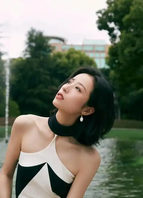 "初恋女神"周雨彤,甜美气质,完美身材,越看越觉得她惊艳!