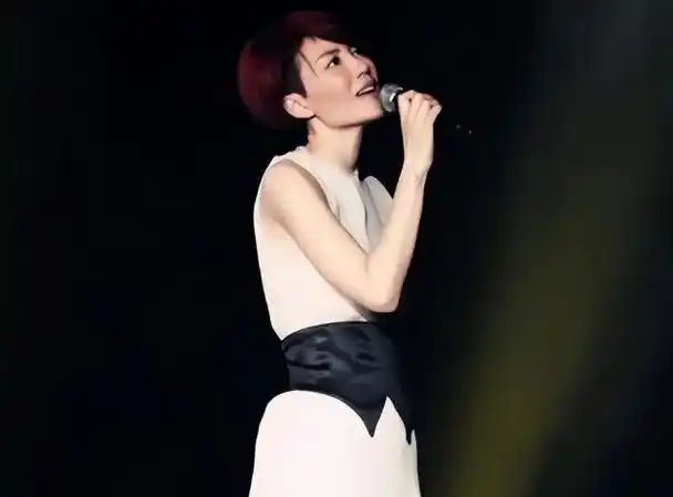 54岁王菲近况曝光,眼部没有皱纹,皮肤还很紧致,穿搭非常随性