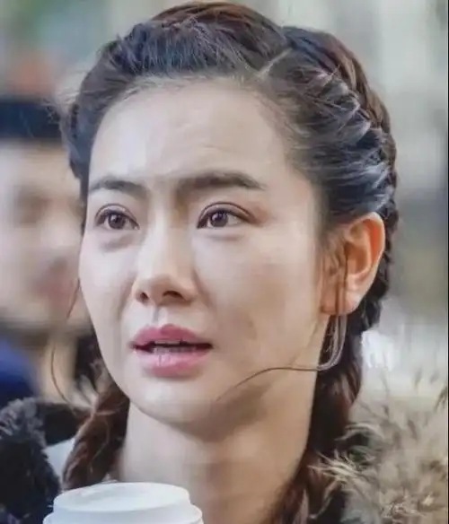 戚薇最真实模样公开一脸坑洼颈纹明显平常生活不照镜子吗