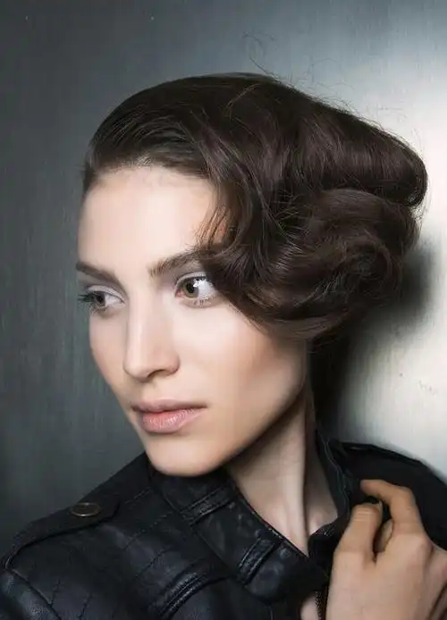 欧美女士个性复古卷发图片尽显成熟娇媚女人味