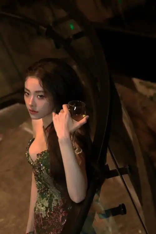 喻言最新红毯造型