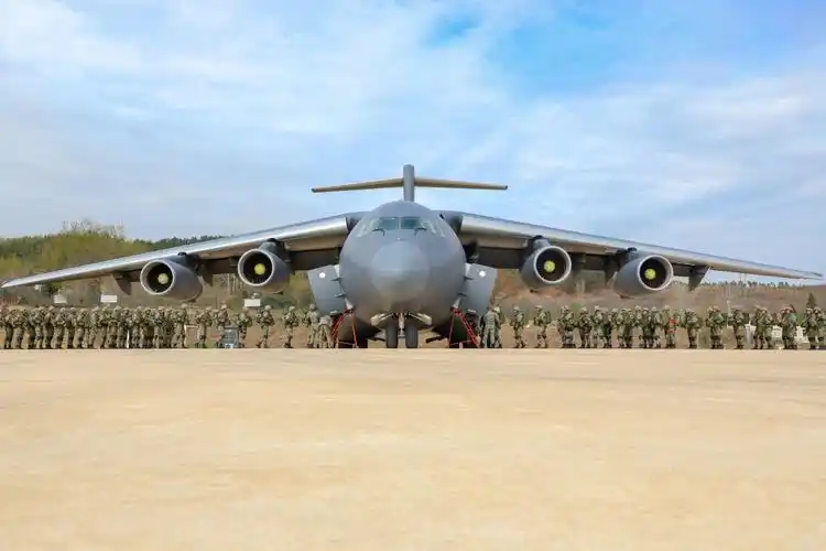 空降兵乘运-20跨昼夜集群伞降_腾讯新闻