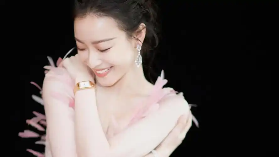 > 电脑壁纸 > 明星 > 大陆明星 > 倪妮粉色羽毛长裙甜美写真 高清显示