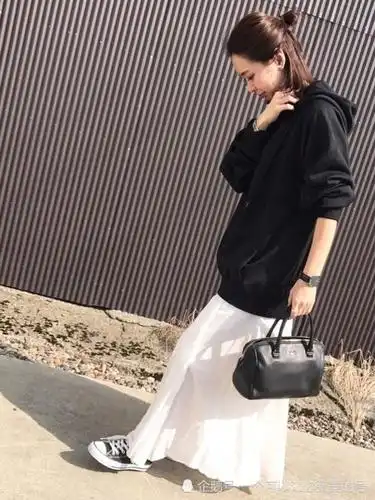 黑色卫衣 长裙:简约搭配,保暖又时尚小个子女生驾驭起来更chic!