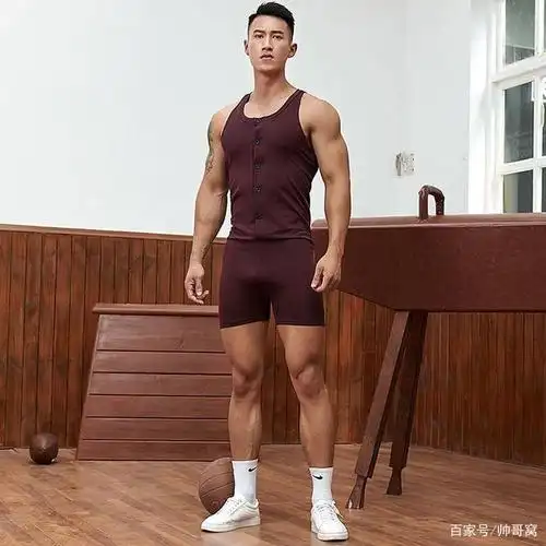 超有男人味的气质男生,倒三角身材,穿上连体健身服,太有魅力了
