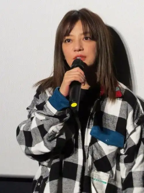 网友在片场偶遇赵薇没有化妆素颜现身肤色暗沉脸色憔悴