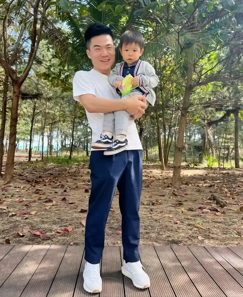 董宇辉路人合影.