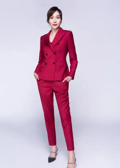 杨恭如酒红色西装潇洒干练 身材纤瘦女神范依旧_高清图集_新浪网