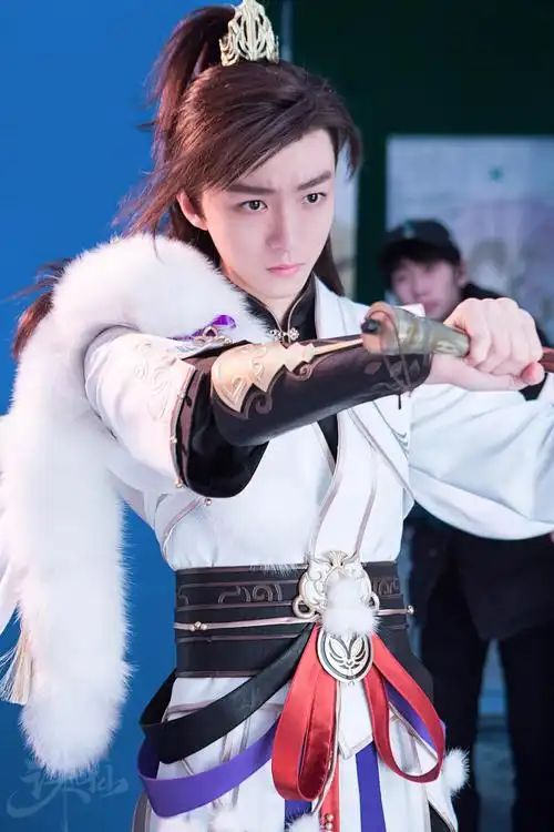 王俊凯新作预告片首发 最新古装造型曝光跨次元甜蜜互动