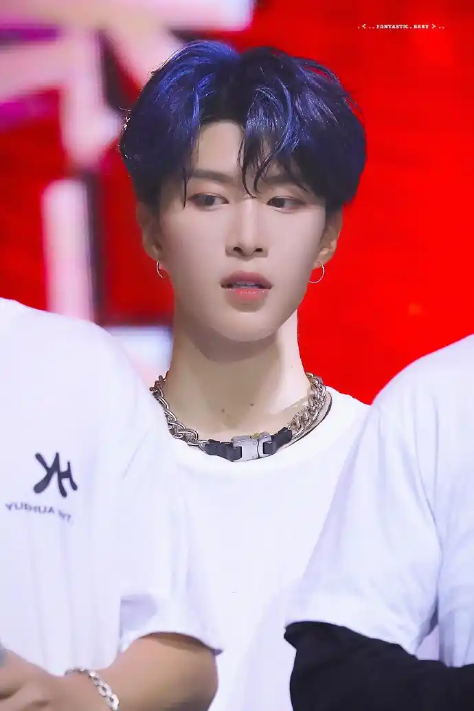 乐华家族演唱会精彩上演蓝发范丞丞惊艳全场