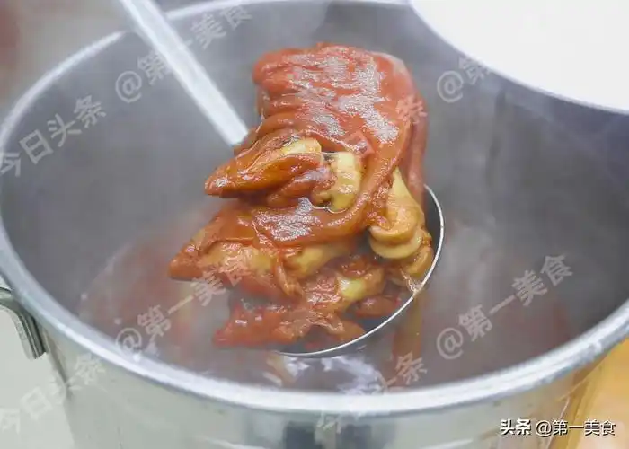 一锅好的卤汁,卤出来的口味要咸甜适中,不但闻着香吃着香,颜色也相当