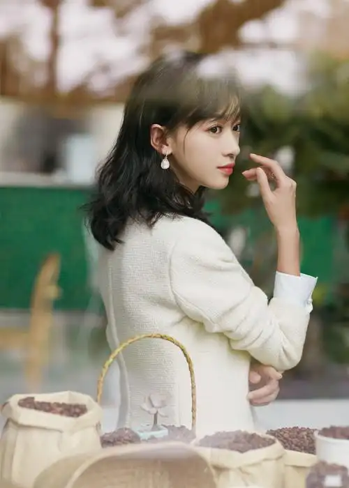 吴谨言演绎初秋浪漫白色职场风西装明朗优雅