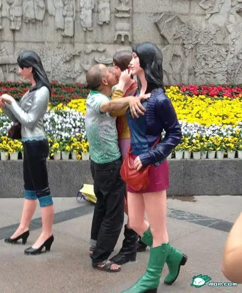 奇葩男闹市舌吻女雕塑10分钟, 三观尽毁!