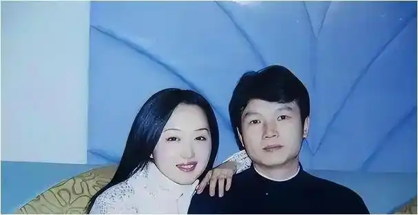 坊间传闻杨钰莹与赖文峰在一起的三年间,她曾经历四次堕胎,虽真假难辨