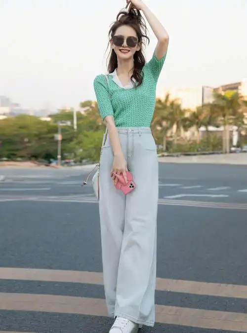 戚薇真时髦,阔腿牛仔裤上搭绿色针织短袖,高级感搭配时尚又减龄