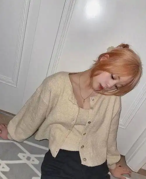 欧阳娜娜晒玫瑰金新发色穿搭转换风格温柔端庄又成熟