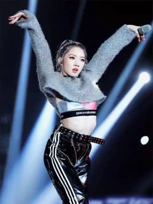 孟美岐是火箭少女101这个组合的一员,她带给大家的表现都是非常优秀的