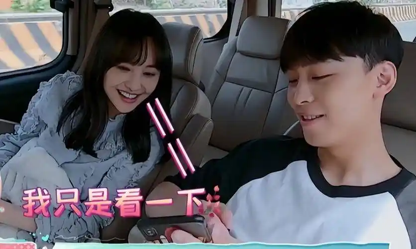 然而2021年,郑爽被前男友张恒爆出了代孕生子的丑闻.