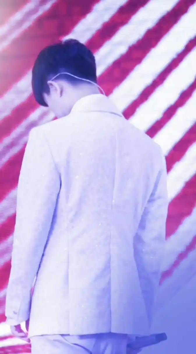 任嘉伦# 是谁的背影这么好看,这么乖!