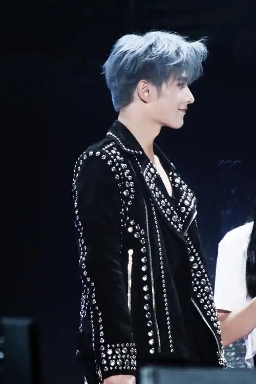 杨洋17年蓝发造型