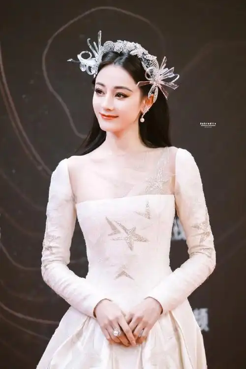 老师 我们家迪丽热巴呢##星光大赏红毯