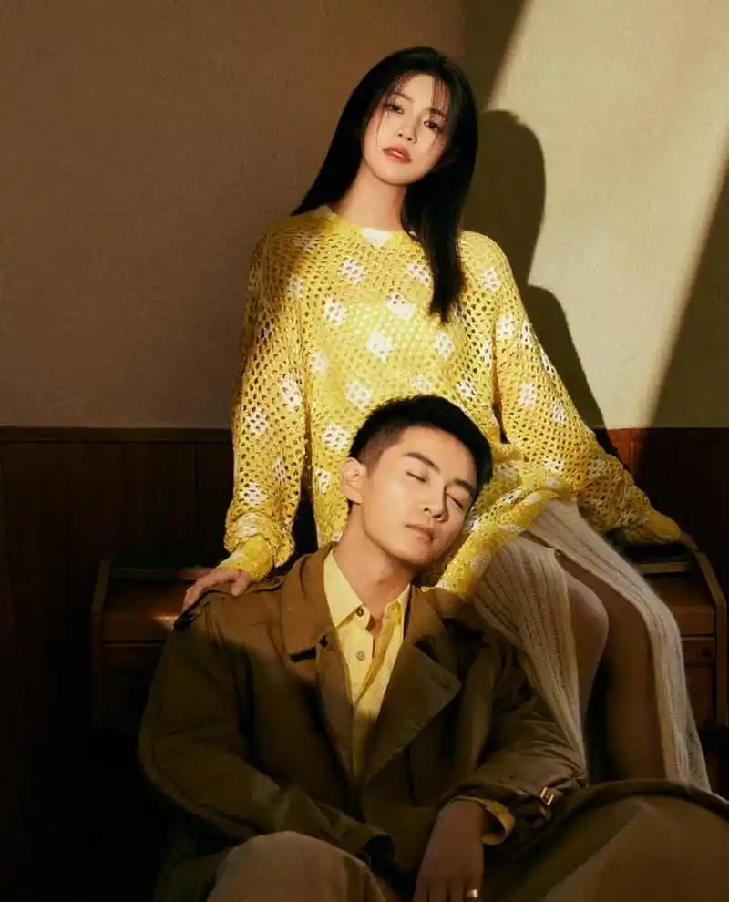 陈晓陈妍希复古氛围感大片# 1月20日,陈妍希工作室分享了一组陈妍＃