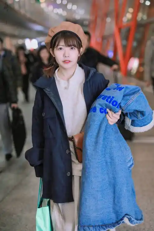赖美云戴贝雷帽穿黑色外套现身机场,皮肤白皙笑容灿烂